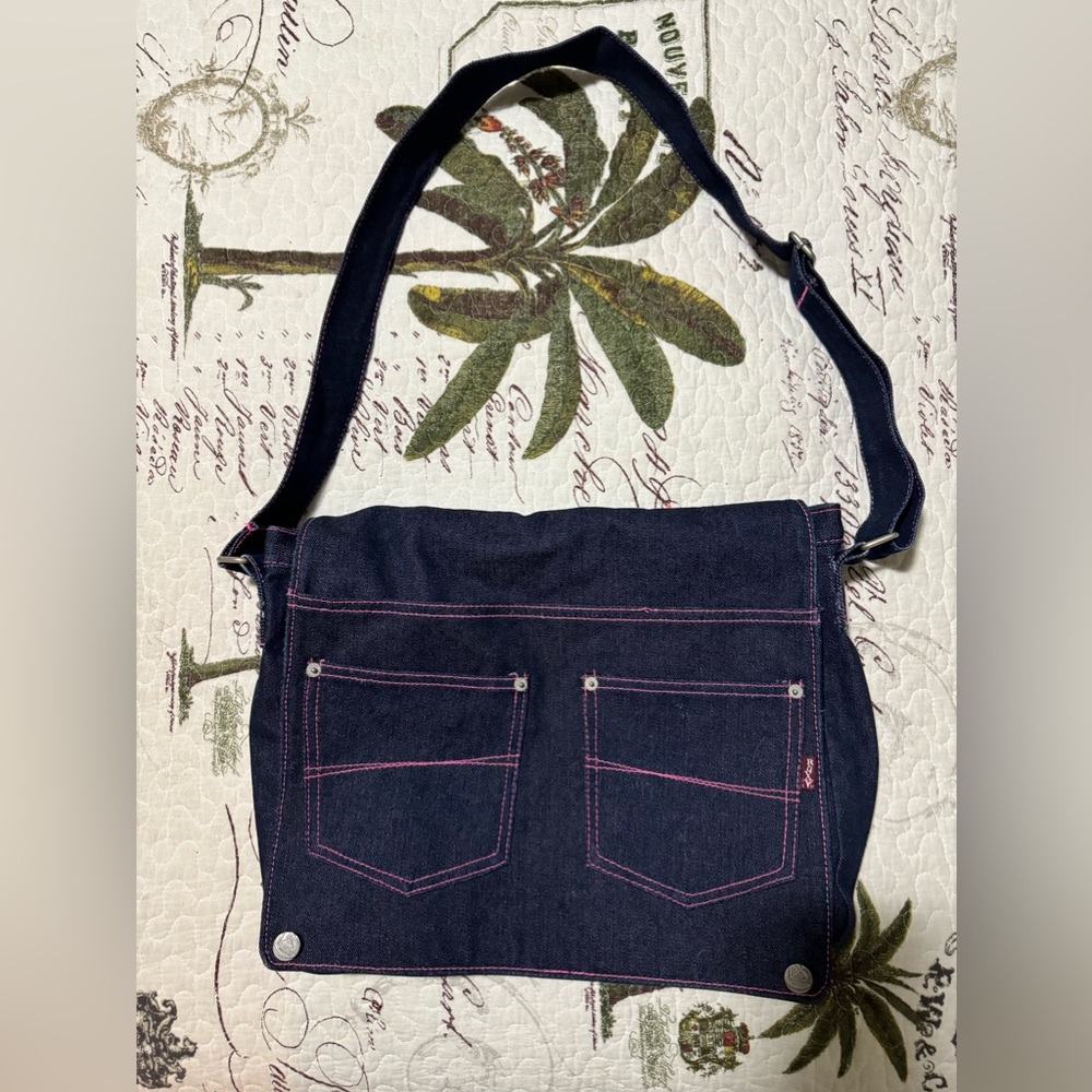 ROXY messenger bag. Nearly new blue jean pink stitching.